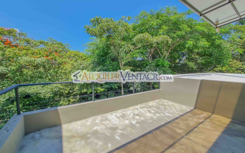 Casa contemporánea independiente con 937 m2 lote en Santa Ana Piedades