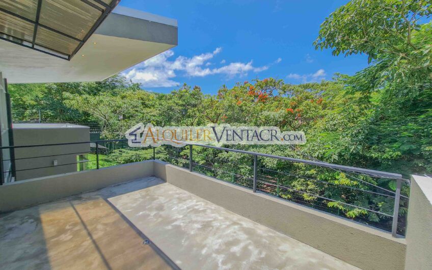 Casa contemporánea independiente con 937 m2 lote en Santa Ana Piedades