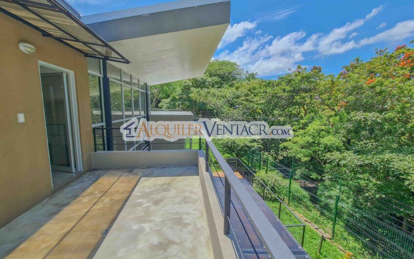 Casa contemporánea independiente con 937 m2 lote en Santa Ana Piedades