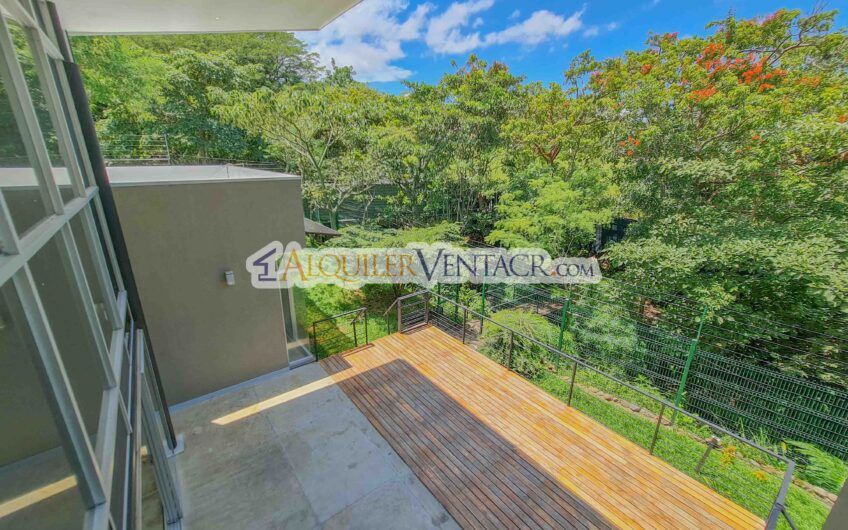 Casa contemporánea independiente con 937 m2 lote en Santa Ana Piedades