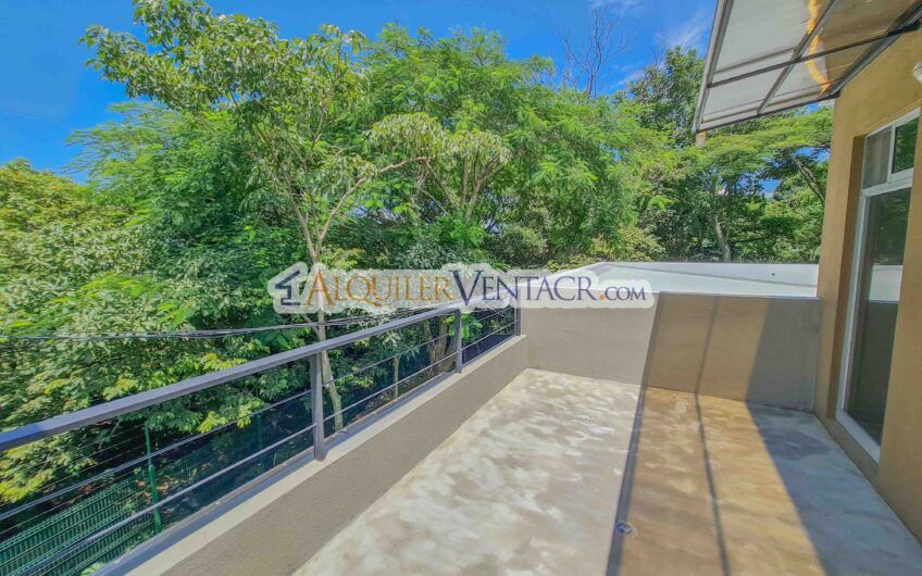 Casa contemporánea independiente con 937 m2 lote en Santa Ana Piedades