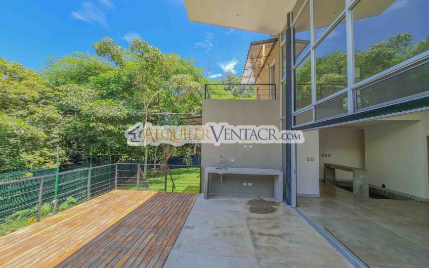 Casa contemporánea independiente con 937 m2 lote en Santa Ana Piedades