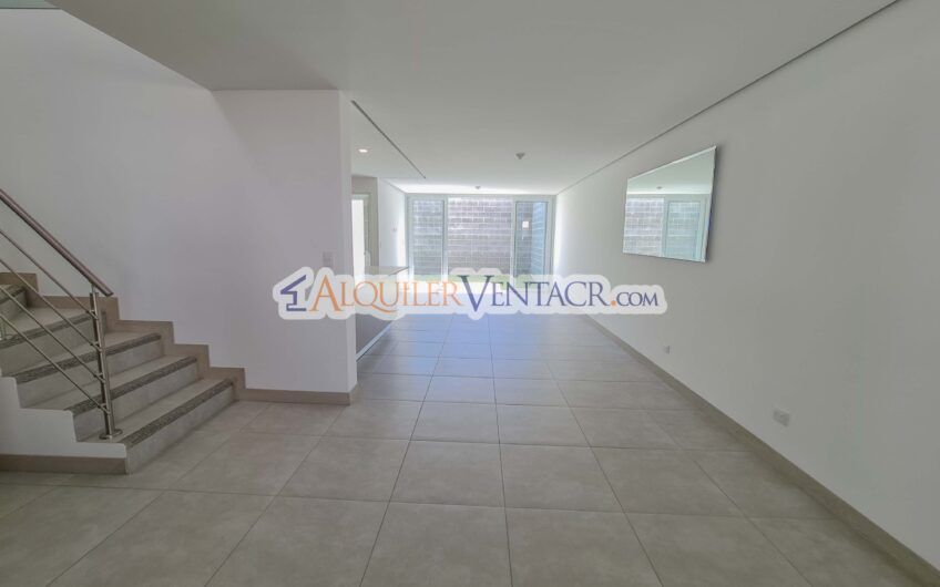 Casa con jardín en Condominio Guachipelín 3-10 Escazú