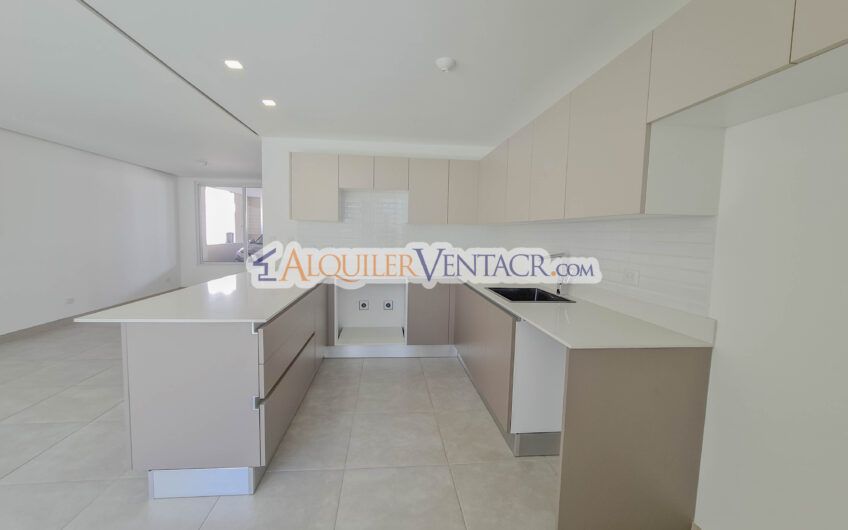 Casa con jardín en Condominio Guachipelín 3-10 Escazú