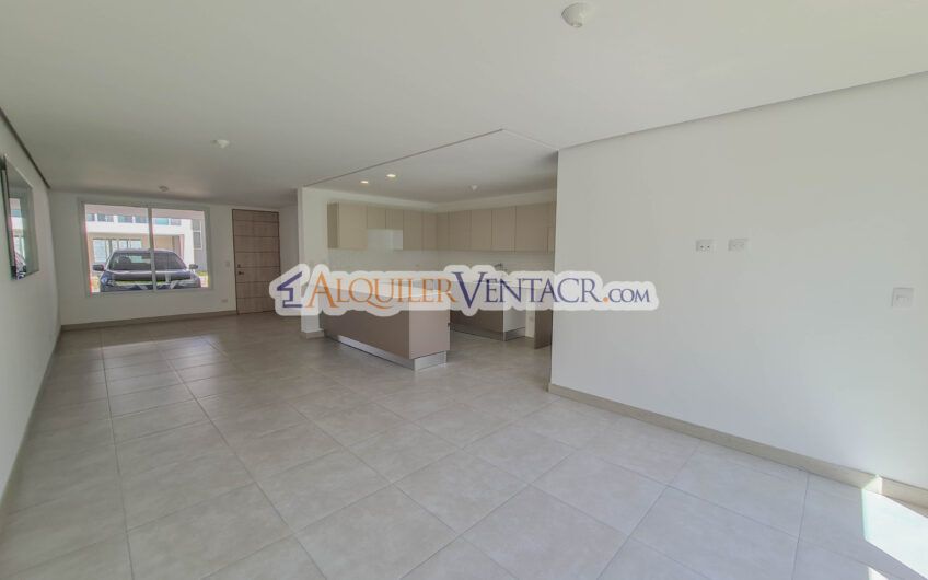 Casa con jardín en Condominio Guachipelín 3-10 Escazú