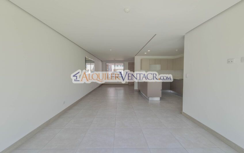 Casa con jardín en Condominio Guachipelín 3-10 Escazú