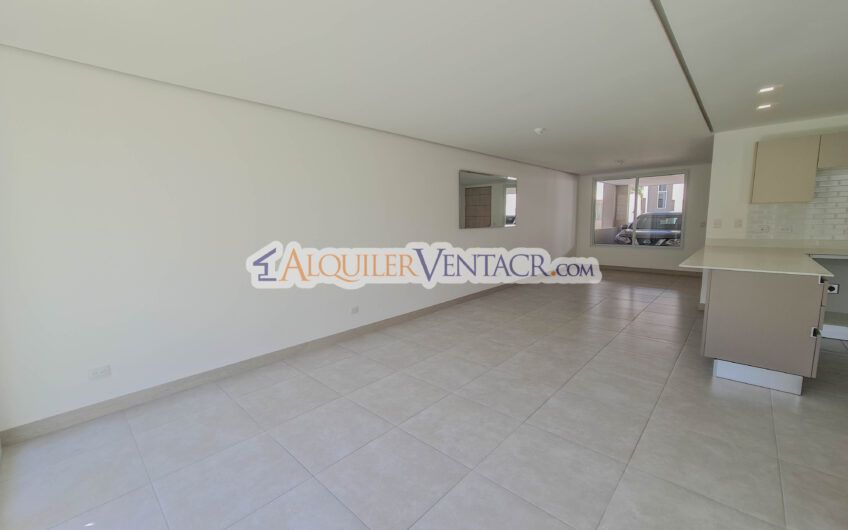 Casa con jardín en Condominio Guachipelín 3-10 Escazú