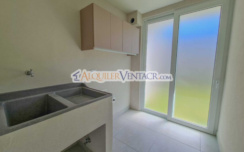 Casa con jardín en Condominio Guachipelín 3-10 Escazú