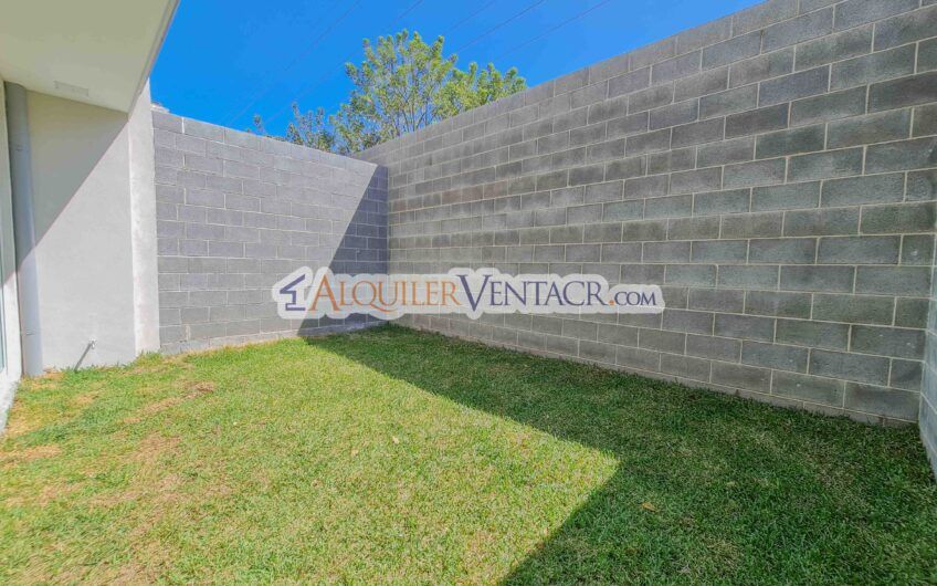 Casa con jardín en Condominio Guachipelín 3-10 Escazú