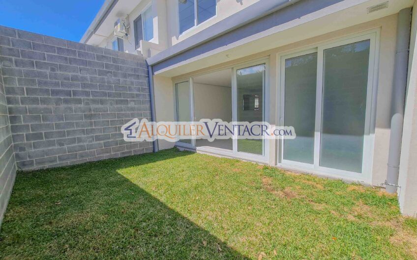 Casa con jardín en Condominio Guachipelín 3-10 Escazú