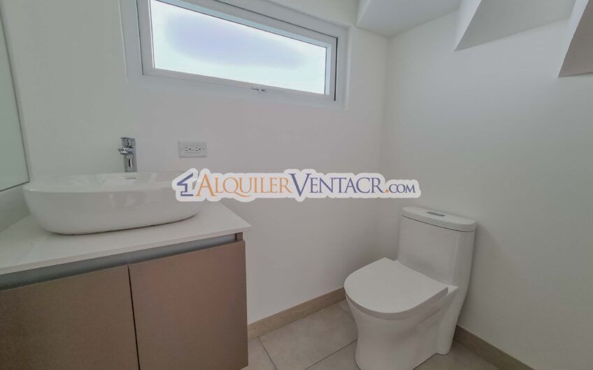 Casa con jardín en Condominio Guachipelín 3-10 Escazú