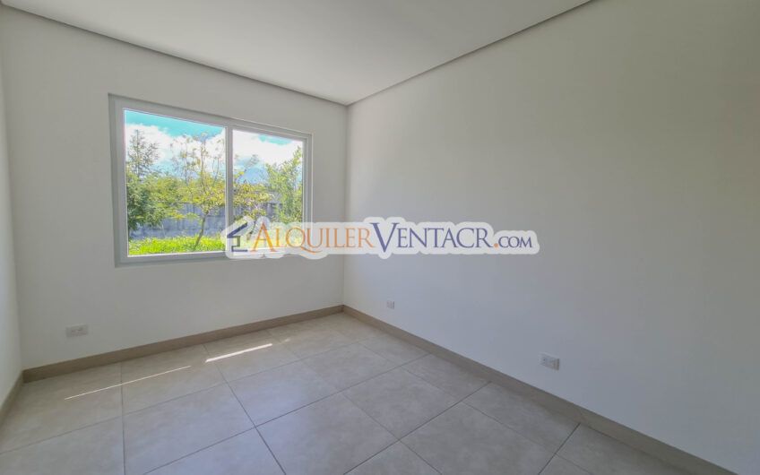 Casa con jardín en Condominio Guachipelín 3-10 Escazú