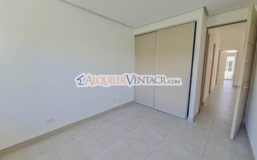 Casa con jardín en Condominio Guachipelín 3-10 Escazú