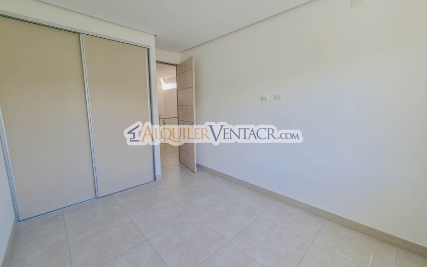 Casa con jardín en Condominio Guachipelín 3-10 Escazú