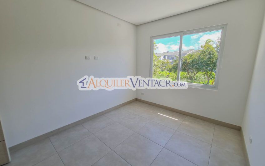 Casa con jardín en Condominio Guachipelín 3-10 Escazú