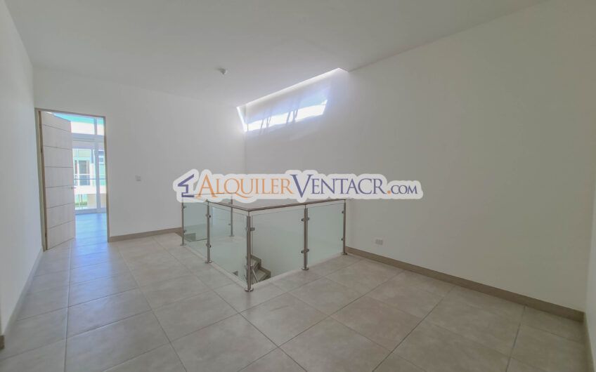 Casa con jardín en Condominio Guachipelín 3-10 Escazú