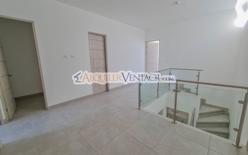 Casa con jardín en Condominio Guachipelín 3-10 Escazú