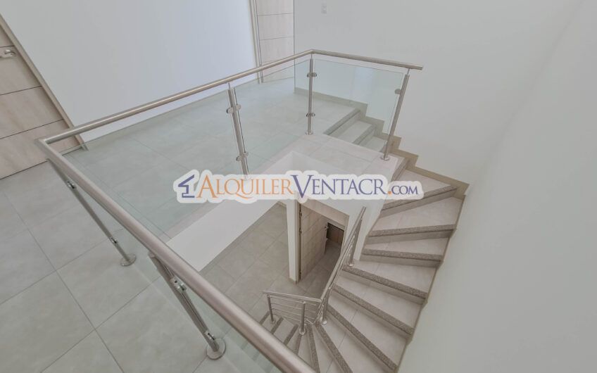 Casa con jardín en Condominio Guachipelín 3-10 Escazú