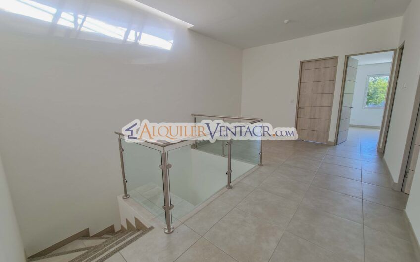 Casa con jardín en Condominio Guachipelín 3-10 Escazú