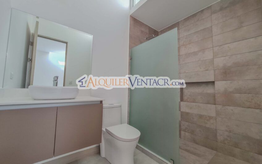 Casa con jardín en Condominio Guachipelín 3-10 Escazú