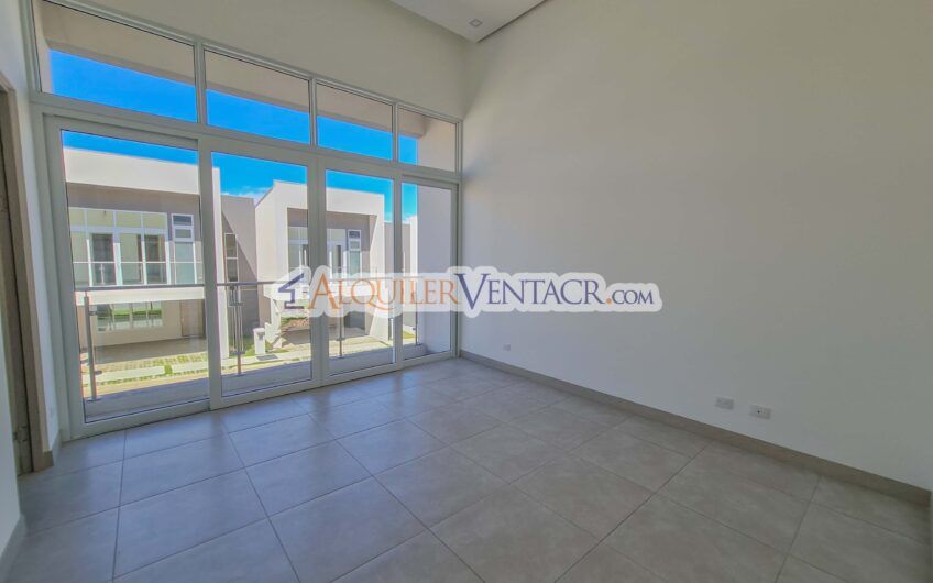 Casa con jardín en Condominio Guachipelín 3-10 Escazú