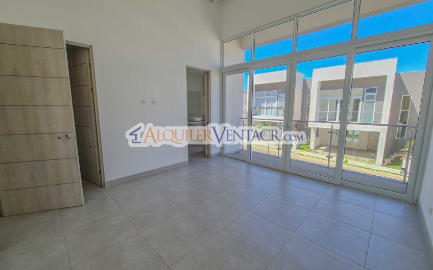 Casa con jardín en Condominio Guachipelín 3-10 Escazú