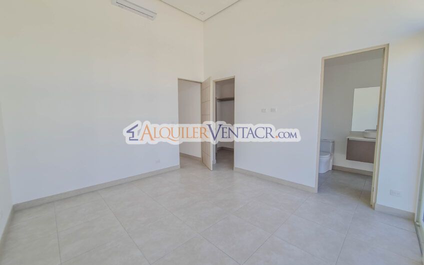 Casa con jardín en Condominio Guachipelín 3-10 Escazú