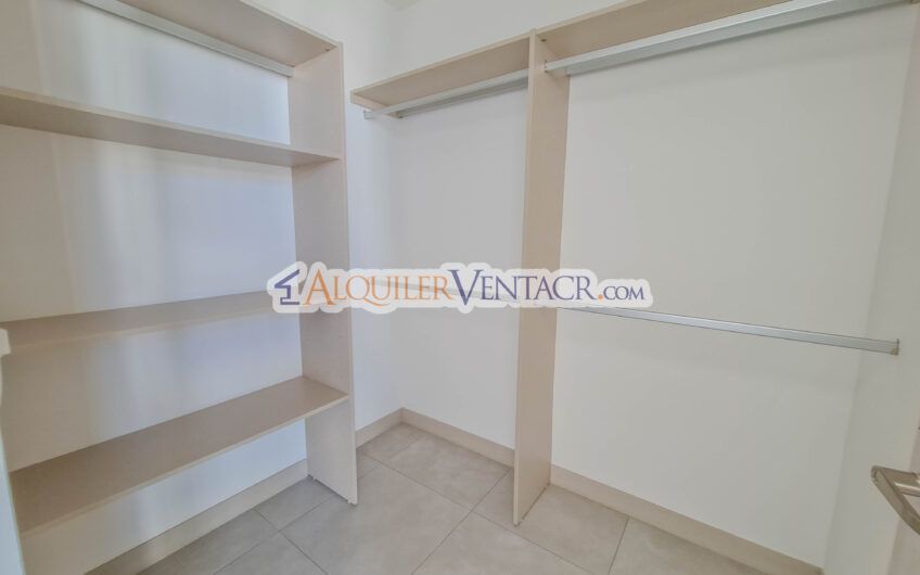 Casa con jardín en Condominio Guachipelín 3-10 Escazú