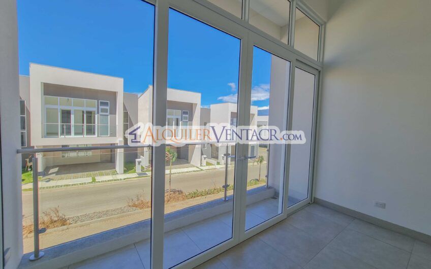 Casa con jardín en Condominio Guachipelín 3-10 Escazú