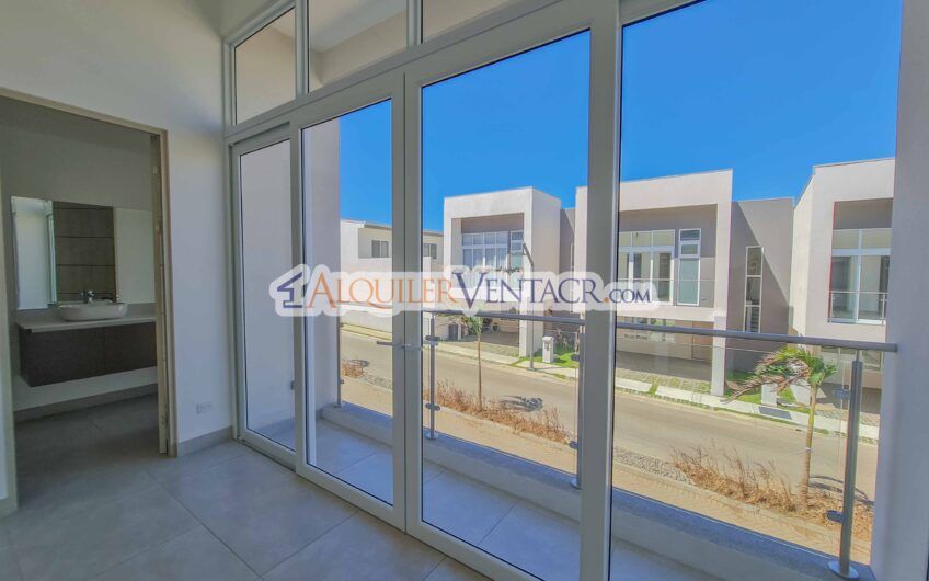 Casa con jardín en Condominio Guachipelín 3-10 Escazú