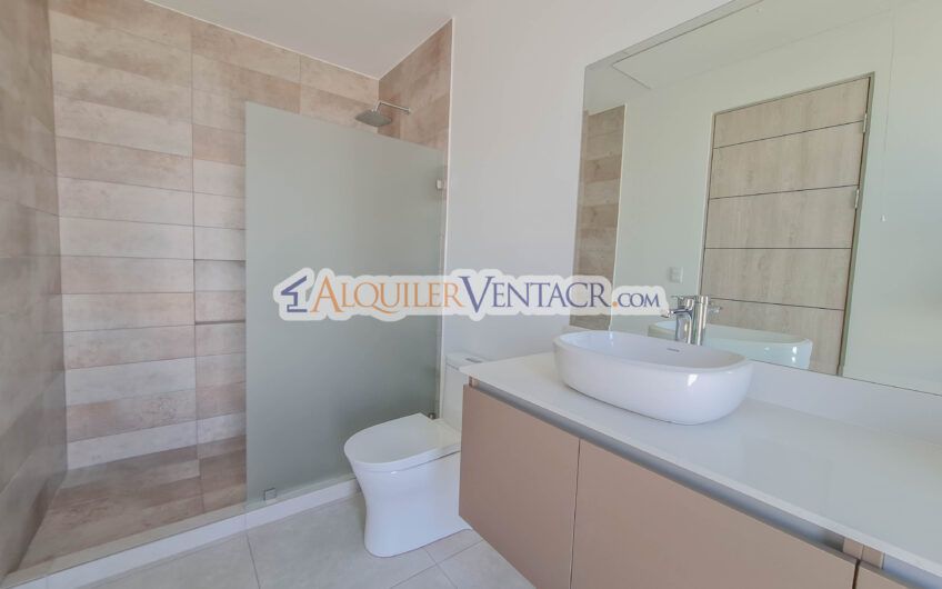 Casa con jardín en Condominio Guachipelín 3-10 Escazú