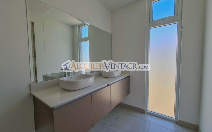 Casa con jardín en Condominio Guachipelín 3-10 Escazú