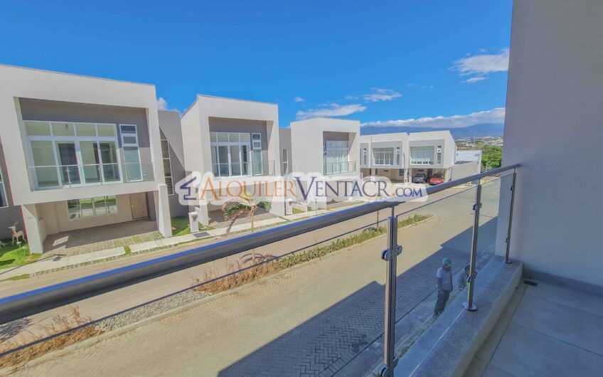 Casa con jardín en Condominio Guachipelín 3-10 Escazú