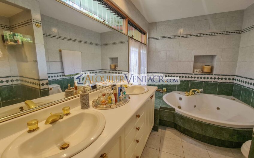 Casa de un nivel con uso de suelo mixto en San Rafael Escazú / sobre calle principal