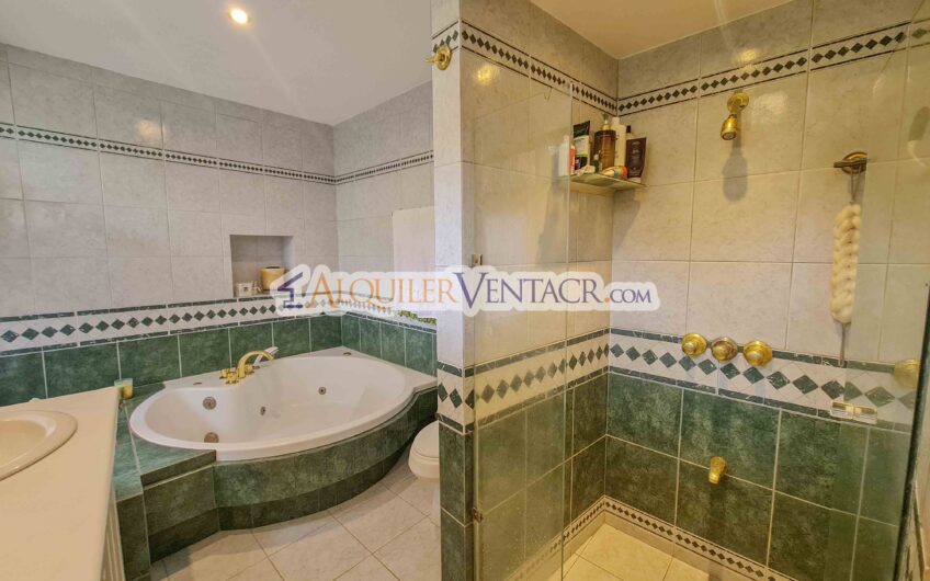 Casa de un nivel con uso de suelo mixto en San Rafael Escazú / sobre calle principal