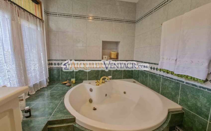 Casa de un nivel con uso de suelo mixto en San Rafael Escazú / sobre calle principal