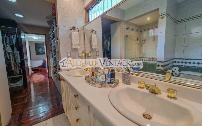 Casa de un nivel con uso de suelo mixto en San Rafael Escazú / sobre calle principal