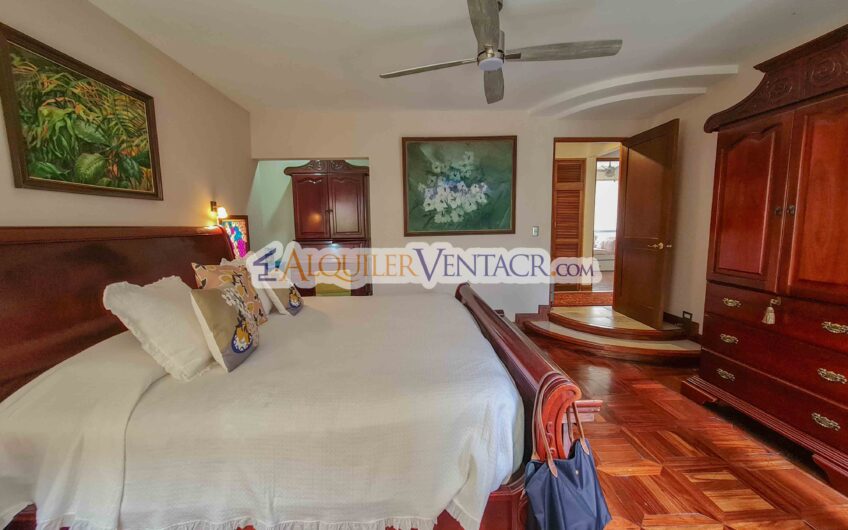 Casa de un nivel con uso de suelo mixto en San Rafael Escazú / sobre calle principal