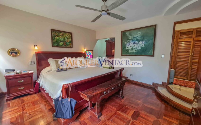 Casa de un nivel con uso de suelo mixto en San Rafael Escazú / sobre calle principal