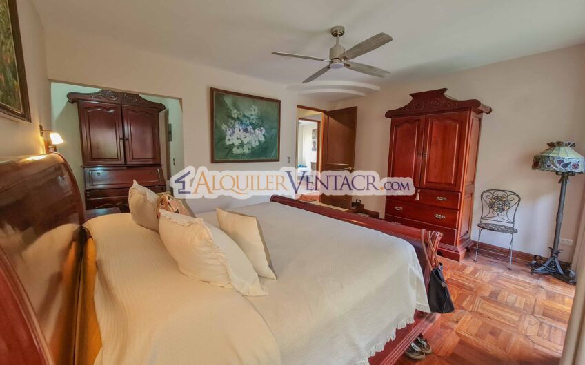 Casa de un nivel con uso de suelo mixto en San Rafael Escazú / sobre calle principal