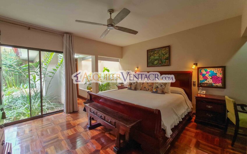 Casa de un nivel con uso de suelo mixto en San Rafael Escazú / sobre calle principal