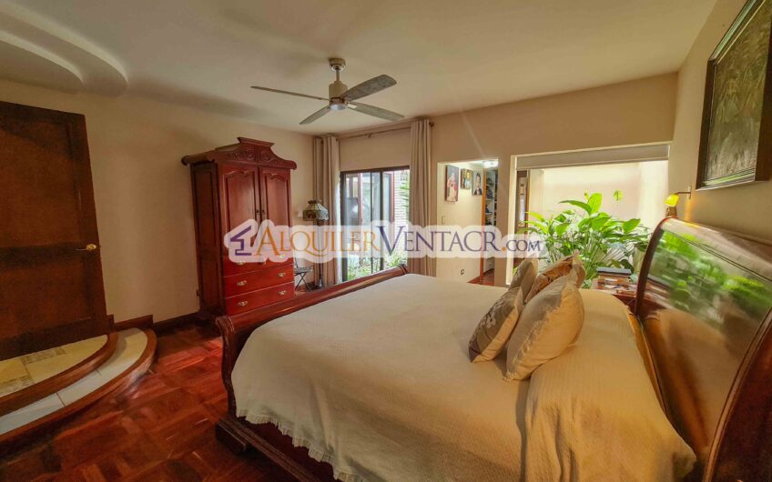 Casa de un nivel con uso de suelo mixto en San Rafael Escazú / sobre calle principal