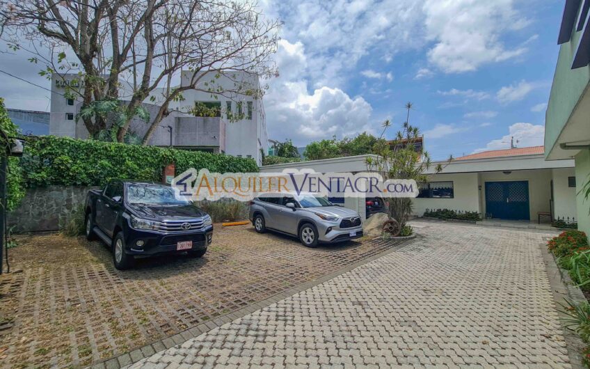 Casa de un nivel con uso de suelo mixto en San Rafael Escazú / sobre calle principal