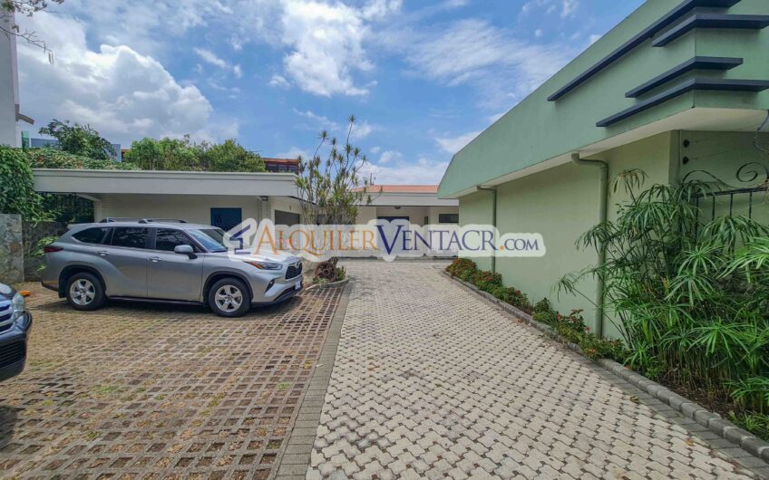 Casa de un nivel con uso de suelo mixto en San Rafael Escazú / sobre calle principal