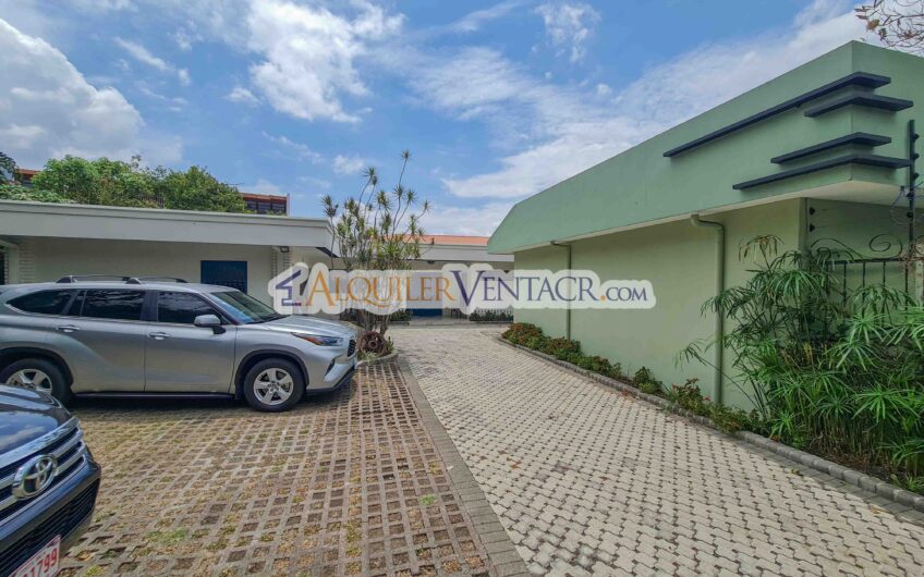 Casa de un nivel con uso de suelo mixto en San Rafael Escazú / sobre calle principal