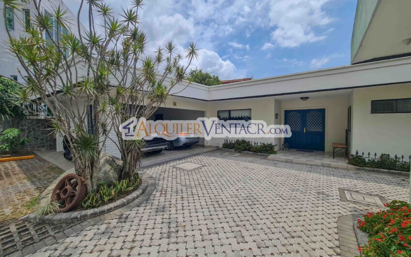 Casa de un nivel con uso de suelo mixto en San Rafael Escazú / sobre calle principal