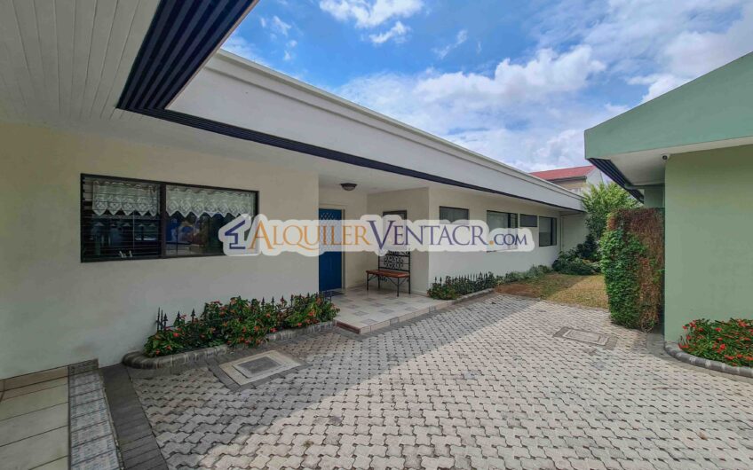 Casa de un nivel con uso de suelo mixto en San Rafael Escazú / sobre calle principal