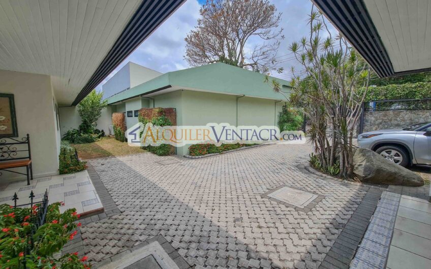 Casa de un nivel con uso de suelo mixto en San Rafael Escazú / sobre calle principal