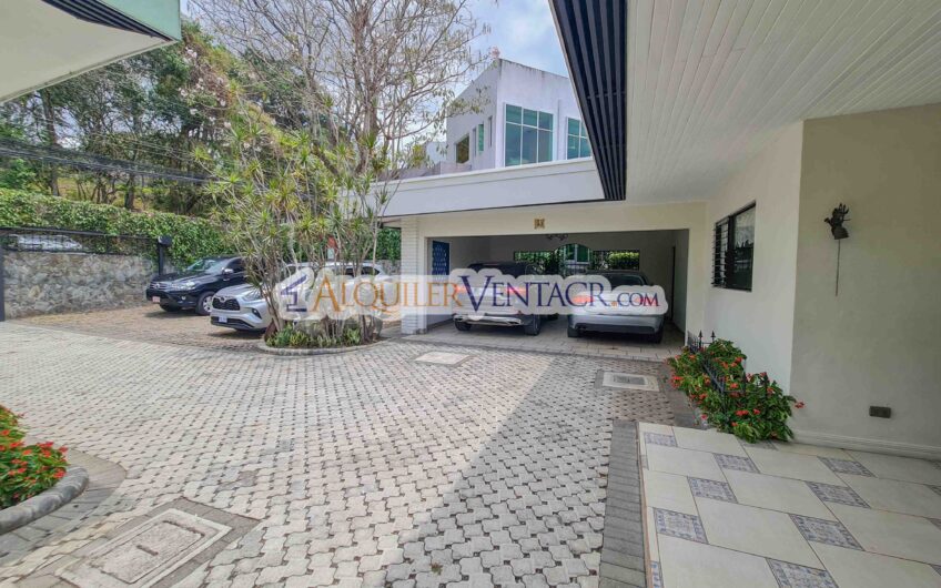 Casa de un nivel con uso de suelo mixto en San Rafael Escazú / sobre calle principal