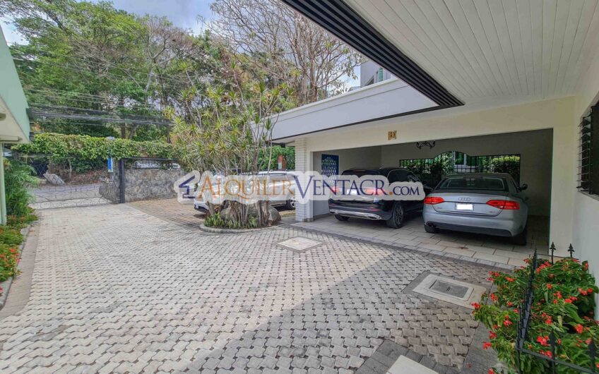 Casa de un nivel con uso de suelo mixto en San Rafael Escazú / sobre calle principal